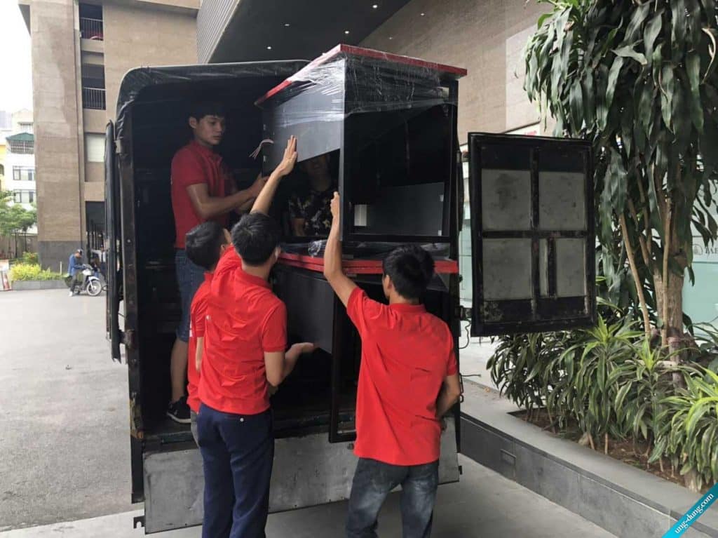 Sẽ có nhân viên khiêng vác đồ lên xuống xe cho bạn